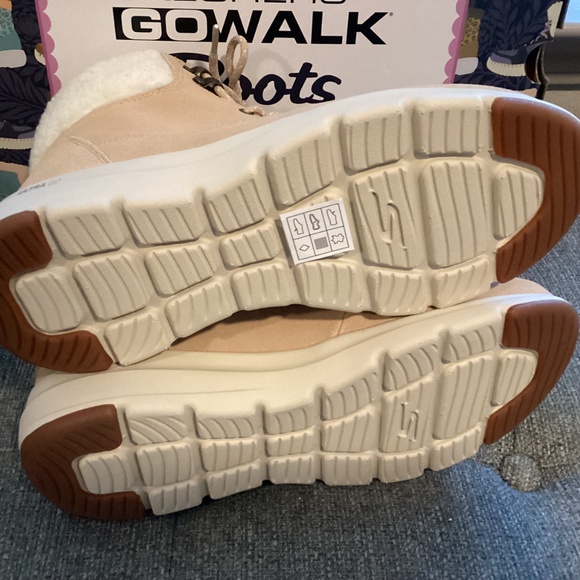 Skechers Women’s On the Go Glacial Ultra - Woodlands Winter Boots, size 8.5 - Picture 3 of 10